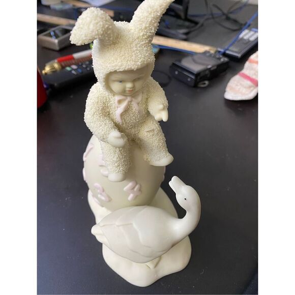 Dept 56 Snow Bunnies Figurine "Counting the Days 'Til Easter" - Picture 1 of 7